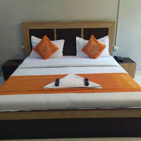 Hotel Samridhi Palace Juhi Bari Екстериор снимка